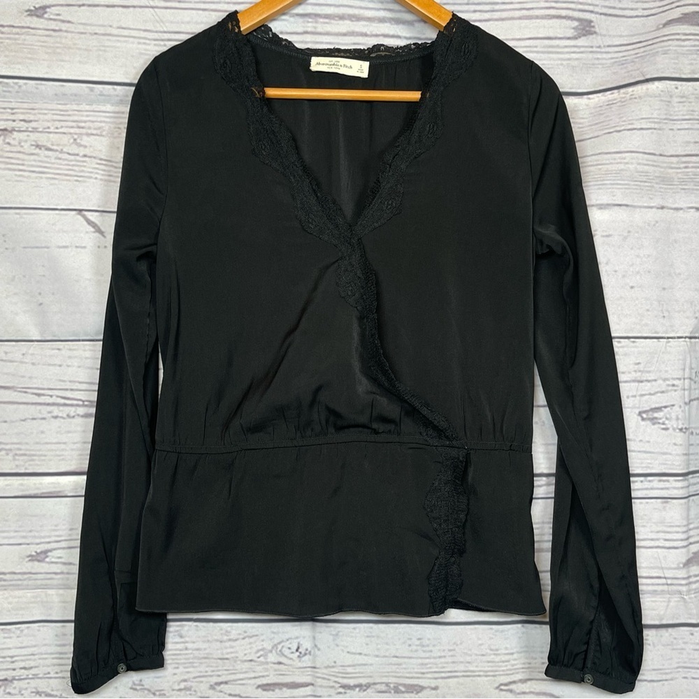 Abercrombie & Fitch Women's Top Blouse Faux wrap size S
Black long sleeve